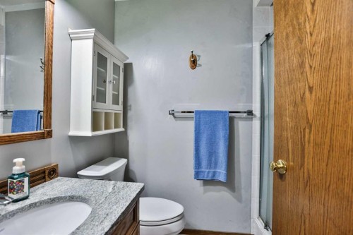 936 13 Street South, Lethbridge, AB - Indoor Photo Showing Bathroom