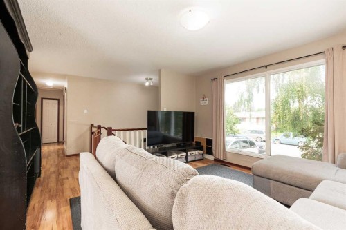258 Mcdermott Road, Coalhurst, AB - Indoor Photo Showing Living Room