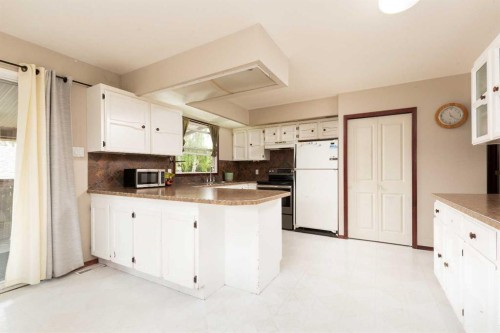 258 Mcdermott Road, Coalhurst, AB - Indoor Photo Showing Kitchen