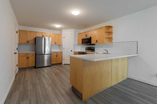 3-750 Heritage Boulevard West, Lethbridge, AB - Indoor Photo Showing Kitchen