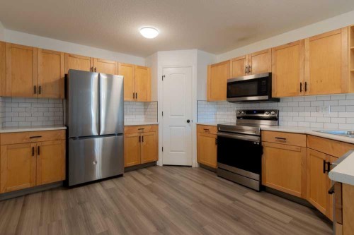 3-750 Heritage Boulevard West, Lethbridge, AB - Indoor Photo Showing Kitchen