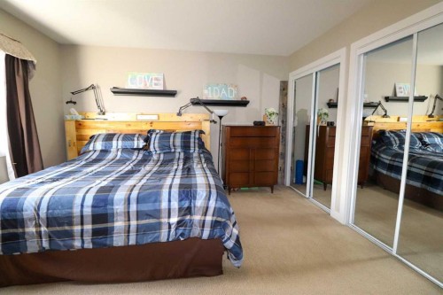 71 Coalbanks Gate West, Lethbridge, AB - Indoor Photo Showing Bedroom