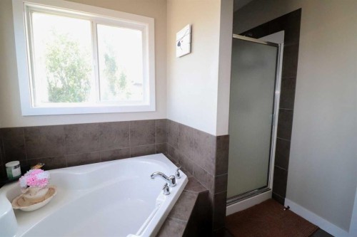 71 Coalbanks Gate West, Lethbridge, AB - Indoor Photo Showing Bathroom