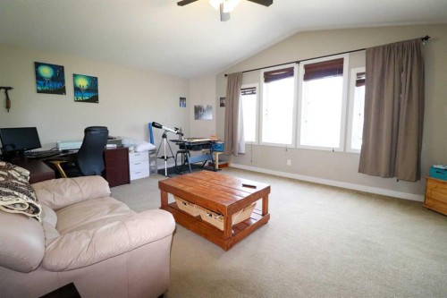 71 Coalbanks Gate West, Lethbridge, AB - Indoor Photo Showing Living Room