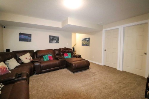 71 Coalbanks Gate West, Lethbridge, AB - Indoor Photo Showing Living Room