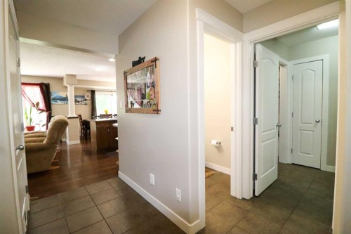 71 Coalbanks Gate West, Lethbridge, AB - Indoor Photo Showing Other Room