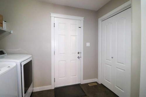 71 Coalbanks Gate West, Lethbridge, AB - Indoor Photo Showing Laundry Room