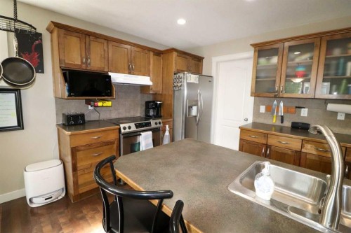 71 Coalbanks Gate West, Lethbridge, AB - Indoor Photo Showing Kitchen