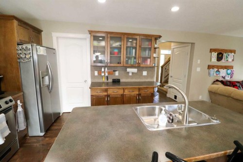 71 Coalbanks Gate West, Lethbridge, AB - Indoor Photo Showing Kitchen With Double Sink