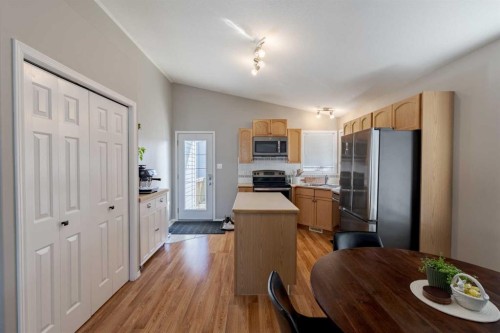 77 Blackfoot Crescent West, Lethbridge, AB 