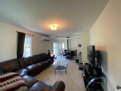 814 12 Street North, Lethbridge, AB - Indoor Photo Showing Living Room