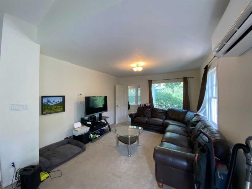 814 12 Street North, Lethbridge, AB - Indoor Photo Showing Living Room