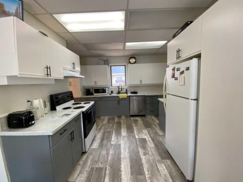 814 12 Street North, Lethbridge, AB - Indoor Photo Showing Kitchen