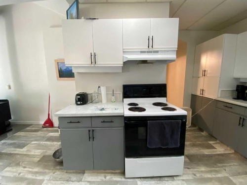 814 12 Street North, Lethbridge, AB - Indoor Photo Showing Kitchen