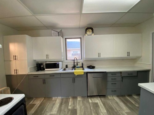 814 12 Street North, Lethbridge, AB - Indoor Photo Showing Kitchen