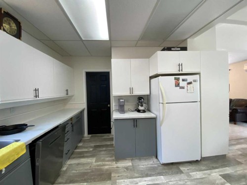 814 12 Street North, Lethbridge, AB - Indoor Photo Showing Kitchen