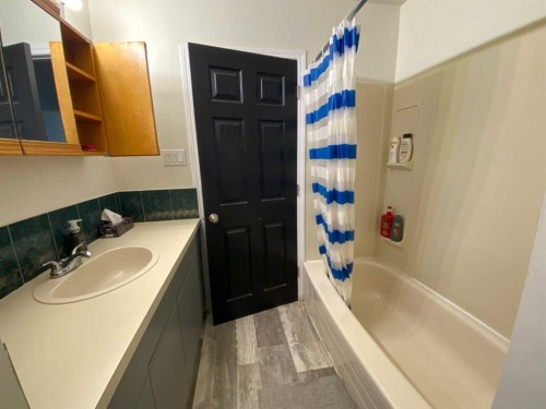 814 12 Street North, Lethbridge, AB - Indoor Photo Showing Bathroom