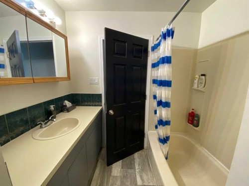 814 12 Street North, Lethbridge, AB - Indoor Photo Showing Bathroom