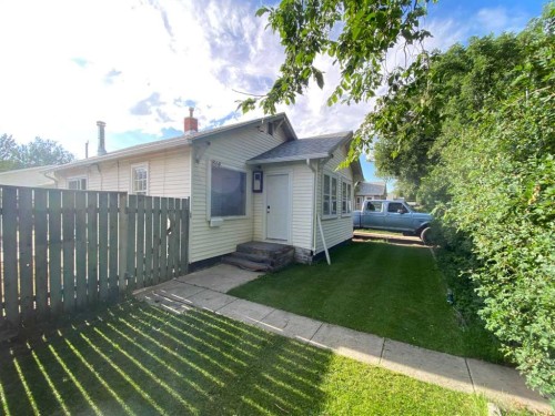 814 12 Street North, Lethbridge, AB - Outdoor