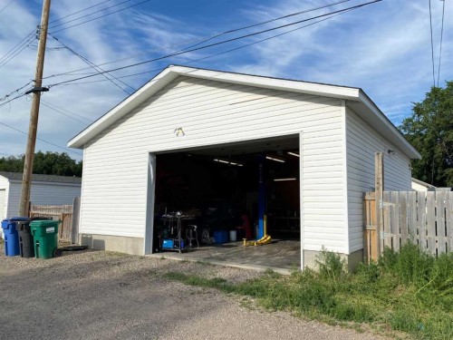 814 12 Street North, Lethbridge, AB - Outdoor With Exterior