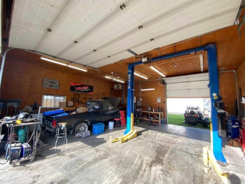 814 12 Street North, Lethbridge, AB - Indoor Photo Showing Garage
