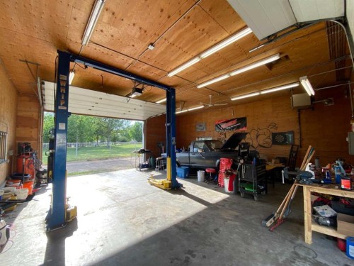 814 12 Street North, Lethbridge, AB - Indoor Photo Showing Garage