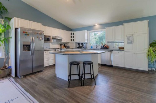160 Heritage Boulevard West, Lethbridge, AB - Indoor Photo Showing Kitchen