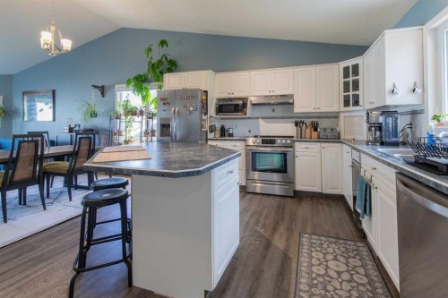 160 Heritage Boulevard West, Lethbridge, AB - Indoor Photo Showing Kitchen