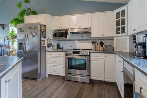 160 Heritage Boulevard West, Lethbridge, AB - Indoor Photo Showing Kitchen