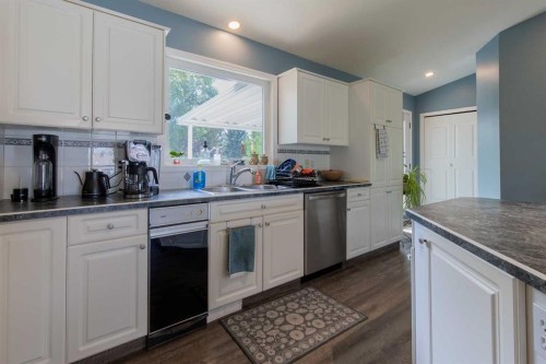 160 Heritage Boulevard West, Lethbridge, AB - Indoor Photo Showing Kitchen With Double Sink