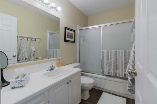 160 Heritage Boulevard West, Lethbridge, AB - Indoor Photo Showing Bathroom