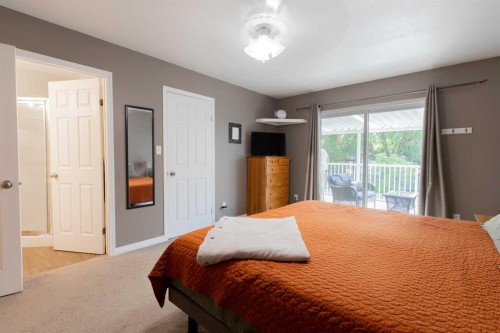 160 Heritage Boulevard West, Lethbridge, AB - Indoor Photo Showing Bedroom