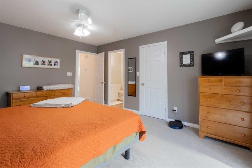 160 Heritage Boulevard West, Lethbridge, AB - Indoor Photo Showing Bedroom