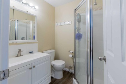 160 Heritage Boulevard West, Lethbridge, AB - Indoor Photo Showing Bathroom