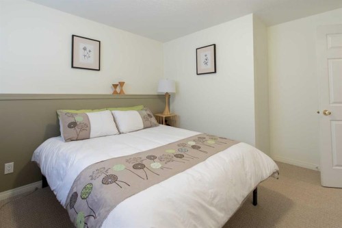160 Heritage Boulevard West, Lethbridge, AB - Indoor Photo Showing Bedroom