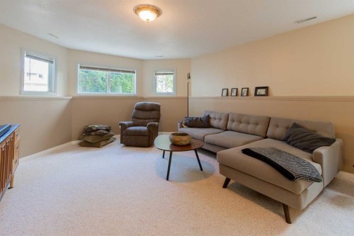 160 Heritage Boulevard West, Lethbridge, AB - Indoor Photo Showing Living Room