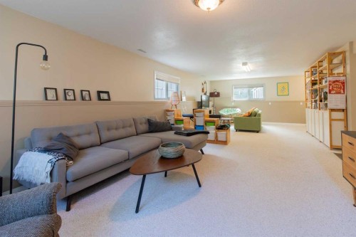 160 Heritage Boulevard West, Lethbridge, AB - Indoor Photo Showing Living Room