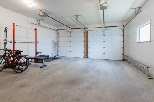 160 Heritage Boulevard West, Lethbridge, AB - Indoor Photo Showing Garage