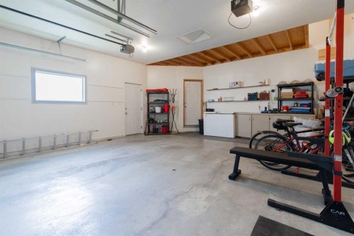 160 Heritage Boulevard West, Lethbridge, AB - Indoor Photo Showing Garage