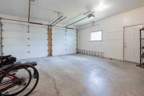 160 Heritage Boulevard West, Lethbridge, AB - Indoor Photo Showing Garage