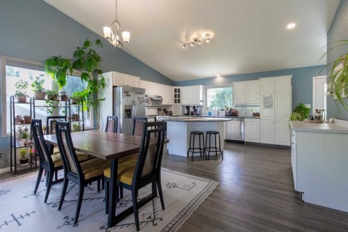 160 Heritage Boulevard West, Lethbridge, AB - Indoor Photo Showing Dining Room