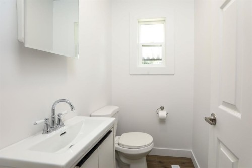 819 5 Street South, Lethbridge, AB - Indoor Photo Showing Bathroom