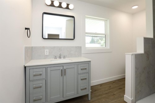 819 5 Street South, Lethbridge, AB - Indoor Photo Showing Bathroom