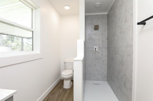 819 5 Street South, Lethbridge, AB - Indoor Photo Showing Bathroom