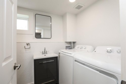 819 5 Street South, Lethbridge, AB - Indoor Photo Showing Laundry Room
