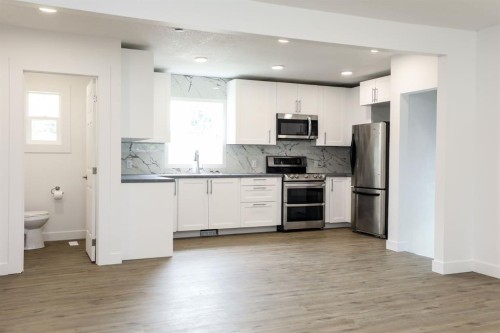 819 5 Street South, Lethbridge, AB - Indoor Photo Showing Kitchen