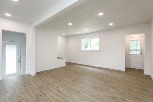 819 5 Street South, Lethbridge, AB - Indoor Photo Showing Other Room