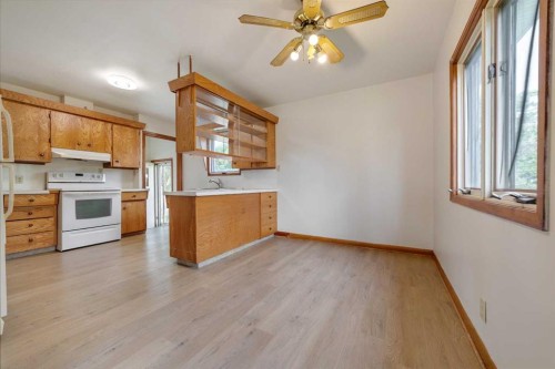 211 9 St North, Vauxhall, AB - Indoor Photo Showing Kitchen