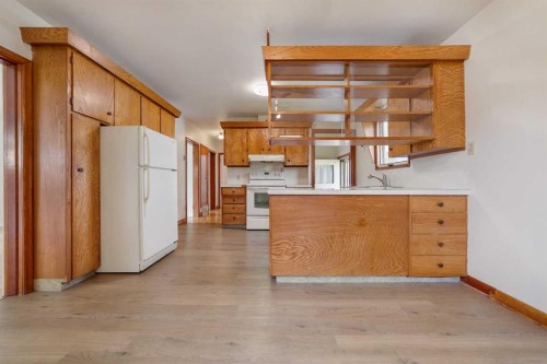 211 9 St North, Vauxhall, AB - Indoor Photo Showing Kitchen