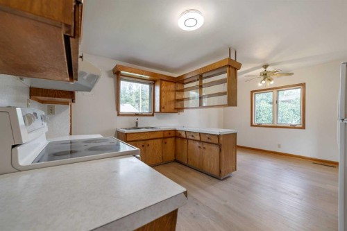 211 9 St North, Vauxhall, AB - Indoor Photo Showing Kitchen With Double Sink
